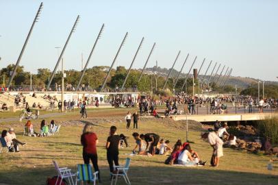  PORTO ALEGRE, RS, BRASIL - 19.04.2020 - Movimentação na Orla do Guaíba, em Porto Alegre. (Foto: Jefferson Botega/Agencia RBS)<!-- NICAID(14481623) -->