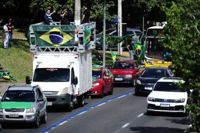  PORTO ALEGRE-RS- BRASIL- 18/04/2020- Uma carreata pedindo a reabertura do comércio ocupou ruas do centro de Porto Alegre na manhã deste sábado (18). Com bandeiras do Brasil, os veículos iniciaram trajeto pela Avenida Farrapos, seguiram pela Rua da Conceição até a carreata acessar a Avenida Mauá.Em um caminhão, bonecos com as imagens do governador Eduardo Leite e do prefeito da Capital, Nelson Marchezan Junior , tinha a frase ¿exterminador de emprego¿.FOTO RONALDO BERNARDI/ ZERO HORA.<!-- NICAID(14481261) -->