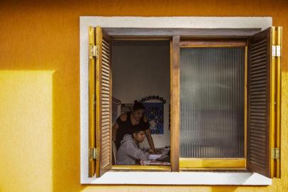  CACHOEIRINHA, RS, BRASIL - 16/04/2020João é aluno da rede pública e passou a estudar em casa com auxilio da sua mãe Carla depois da implantação das políticas de isolamento social durante a epidemia de coronavirus