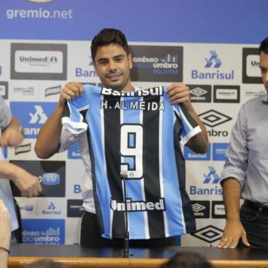  PORTO ALEGRE, RS, BRASIL, 05/02/2016- Apresentação do Henrique Almeida ao Grêmio. (FOTO: LAURO ALVES/ AGENCIA RBS)<!-- NICAID(11994909) -->