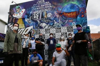  ESTEIO, RS, BRASIL, 16-04-2020: A Casa da Cultura Hip Hop de Esteio e voluntários de outras instituições distribuem cestas básicas e produtos de limpeza e higiene arrecadados para famílias carentes na Vila Pedreira, às margens da BR-116, em Esteio. A Associação da Cultura Hip Hop de Esteio desenvolve o programa Hip Hop Alimentação, que reuniu quase seis toneladas de alimentos não perecíveis. Em tempos de pandemia de coronavírus, a iniciativa foi reforçada nas periferias de Esteio e da região do Vale do Rio dos Sinos. (Foto: Mateus Bruxel / Agência RBS)Indexador: Mateus Bruxel<!-- NICAID(14479063) -->