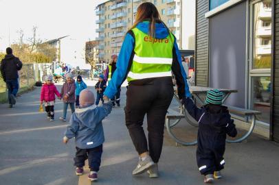  Uma empregada caminha com duas crianças pequenas no dia da reabertura de creches na Noruega.An employee walks with two small children at the Espira Grefsen Station Kindergarten in Oslo, on April 20, 2020. - Norway, which says it has the new coronavirus under control, started opening up pre-schools after a month-long closure. Authorities have said the reopening was possible because children have been less affected by COVID-19, although some parents have expressed reservations over the decision. (Photo by Pierre-Henry DESHAYES / AFP)Editoria: HTHLocal: OsloIndexador: PIERRE-HENRY DESHAYESSecao: parent and childFonte: AFPFotógrafo: STF<!-- NICAID(14481800) -->