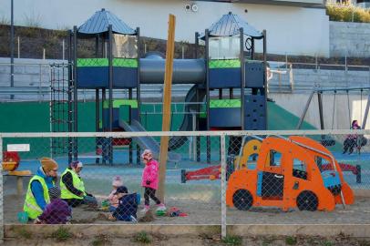  Crianças brincam em pequenos grupos na caixa de areia em dia de reabertura de creche na Noruega. Chidren play in small groups in the sandbox on reopening day of the Espira Grefsen Station Kindergarten in Oslo, on April 20, 2020. - Norway, which says it has the new coronavirus under control, started opening up pre-schools after a month-long closure. Authorities have said the reopening was possible because children have been less affected by COVID-19, although some parents have expressed reservations over the decision. (Photo by Pierre-Henry DESHAYES / AFP)Editoria: HTHLocal: OsloIndexador: PIERRE-HENRY DESHAYESSecao: parent and childFonte: AFPFotógrafo: STF<!-- NICAID(14481799) -->