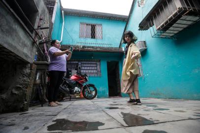  PORTO ALEGRE, RS, BRASIL - 2020.04.17 - Uma companhia de dança formada por jovens de periferia, formados pelas Escolas Preparatórias de Dança (EPDs), não parou de dançar com a epidemia. Eles estão em casa, óbvio, mas recebem as tarefas, se gravam dançando e mandam para o professor. Na foto: Raíssa (aluna) e Ivone Lisboa (mãe). (Foto: ANDRÉ ÁVILA/ Agência RBS)Indexador: Andre Avila<!-- NICAID(14480191) -->