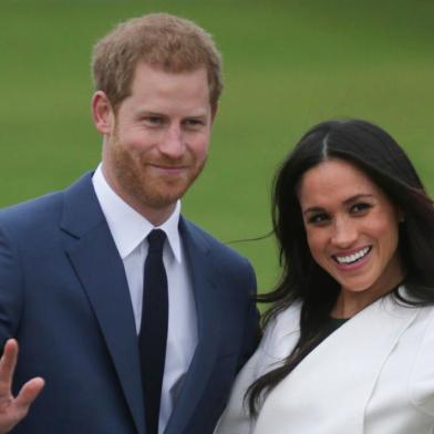  (FILES) In this file photo taken on November 27, 2017 Britains Prince Harry and his fiancée US actress Meghan Markle pose for a photograph in the Sunken Garden at Kensington Palace in west London on November 27, 2017, following the announcement of their engagement.Prince Harry, who marries US former actress Meghan Markle on May 19, 2018 has been transformed in recent years from an angry young man into one of the British royal familys greatest assets. / AFP PHOTO / Daniel LEAL-OLIVASEditoria: HUMLocal: LondonIndexador: DANIEL LEAL-OLIVASSecao: imperial and royal mattersFonte: AFPFotógrafo: STR<!-- NICAID(13551311) -->