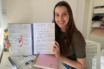  Foto de Bruna Zanini, estudante do Colégio Farroupilha que criou o projeto Resumindo<!-- NICAID(14482228) -->