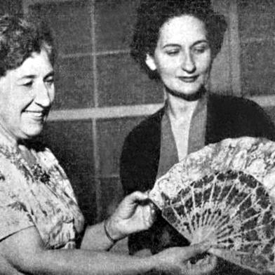  Lydia Moschetti (1888-1982), com a jornalista Célia Ribeiro e o leque antigo que lhe traz reminicências e a lembrança de sua mãe, em foto de 1957.<!-- NICAID(14480094) -->