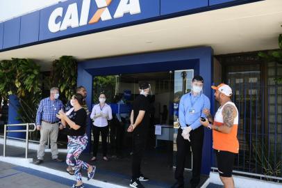  PORTO ALEGRE, RS, BRASIL, 21/04/2020- Caixa abre agências no feriado para atendimento ao público. Local das fotos, Agência no Bairro Sarandi Foto: Ronaldo Bernardi / Agencia RBS<!-- NICAID(14482560) -->