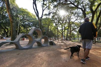  PORTO ALEGRE - BRASIL - Novo cachorródromo da Redenção que fica na diagonal do limite do olho dágua pro lado da Rua Setembrina. Foram colocados brinquedos de concreto e o piso de grama por um de terra batida. (FOTO: LAURO ALVES/AGÊNCIARBS)<!-- NICAID(14482531) -->