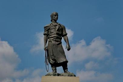  PORTO ALEGRE, RS, BRASIL, 15/03/2019- Reportagem sobre os 247 de Porto Alegre. Na Foto Venâncio Costa que tatuou a estátua do laçador.(FOTOGRAFO: FERNANDO GOMES / AGENCIA RBS)<!-- NICAID(13997291) -->