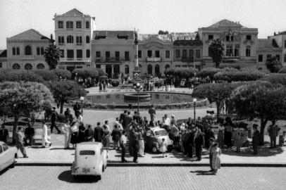 A Romi-Isetta estacionada na Praça Rui Barbosa em 1958, em um registro do Studio Geremia feito a partir das escadarias da Catedral.<!-- NICAID(14482692) -->