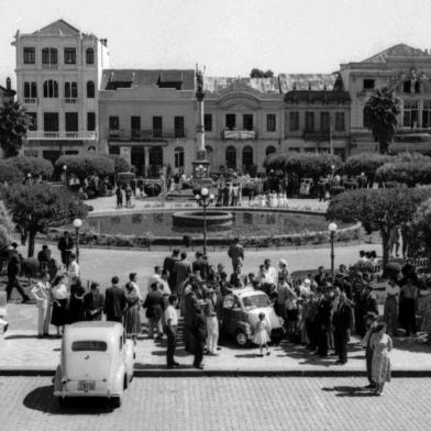 A Romi-Isetta estacionada na Praça Rui Barbosa em 1958, em um registro do Studio Geremia feito a partir das escadarias da Catedral.<!-- NICAID(14482692) -->