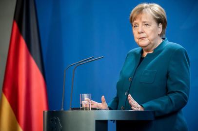  German Chancellor Angela Merkel makes a press statement on the spread of the new coronavirus COVID-19 at the Chancellery, in Berlin on March 22, 2020. - German Chancellor Angela Merkel is going in to quarantine after meeting virus-infected doctor according to her spokesman on March 22, 2020. (Photo by Michael Kappeler / POOL / AFP)Editoria: POLLocal: BerlinIndexador: MICHAEL KAPPELERSecao: epidemic and plagueFonte: POOLFotógrafo: STR<!-- NICAID(14458317) -->