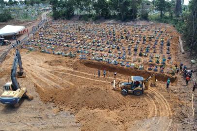 Cova imensa aberta em CemitÃ©rio de ManausMANAUS, AM - 21.04.2020: COVA IMENSA ABERTA EM CEMITÉRIO DE MANAUS - Covas abertas no Cemitério Parque de Manaus, na manhã desta terça-feira (21), no bairro tarumã, zona oeste da cidade de Manaus. Em nota, a Prefeitura de Manaus proibiu a entrada da Imprensa e os enterros só podem ser acompanhados por cinco familiares por sepultamento. (Foto: Sandro Pereira /Fotoarena/Folhapress) ORG XMIT: 1906100