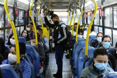  CANOAS, RS, BRASIL, 22/04/2020- Uso obrigatório de mascáras nos ônibus em Canoas. Na foto: ônibus da linha 5100, centro. Foto: Ronaldo Bernardi / Agencia RBS<!-- NICAID(14483243) -->