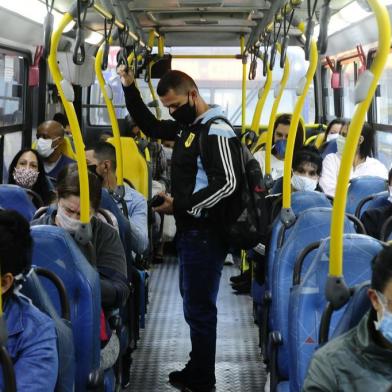  CANOAS, RS, BRASIL, 22/04/2020- Uso obrigatório de mascáras nos ônibus em Canoas. Na foto: ônibus da linha 5100, centro. Foto: Ronaldo Bernardi / Agencia RBS<!-- NICAID(14483243) -->