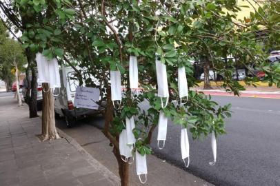 Professora de costura confecciona máscaras e distribuí em árvores no Vale do Taquari <!-- NICAID(14483346) -->