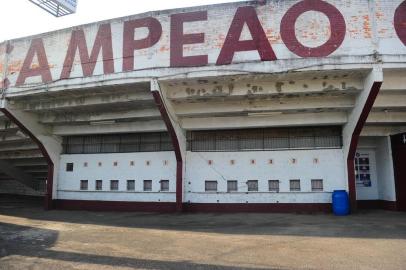  CAXIAS DO SUL, RS, BRASIL, 13/03/2020. A terceira rodada da Taça Frasncisco Novelletto Neto, segundo turno do Campeonato Gaúcho (Gauchão 2020), será com os portões fechados. A determinação foi da FGF como medida temportária de prevenção ao contágio pelo Covid-19. Na foto, imagens do estádio Centenário, que receberá a partida SER Caxias x Novo Hamburgo. Portões e bilheterias fechadas.   (Porthus Junior/Agência RBS)<!-- NICAID(14451171) -->