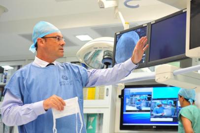  Sala Híbrida, com a Tomografia de Concergêncua Óptica(OCT). cirurgião cardiologista Eduardo Saadi(mão levantada).