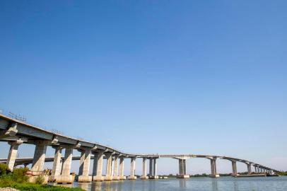  PORTO ALEGRE, RS, BRASIL,22/04/2020- Obras na nova ponte do Guaíba. Trabalhadores receberam aviso de que serão demitidos. Funcionários foram comunicados que construtora não está recebendo valores devidos do governo Foto: Omar Freitas / Agencia RBSIndexador: Omar Freitas<!-- NICAID(14483456) -->