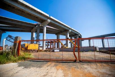  PORTO ALEGRE, RS, BRASIL,22/04/2020- Obras na nova ponte do Guaíba. Trabalhadores receberam aviso de que serão demitidos. Funcionários foram comunicados que construtora não está recebendo valores devidos do governo Foto: Omar Freitas / Agencia RBSIndexador: Omar Freitas<!-- NICAID(14483464) -->