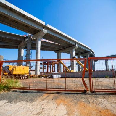  PORTO ALEGRE, RS, BRASIL,22/04/2020- Obras na nova ponte do Guaíba. Trabalhadores receberam aviso de que serão demitidos. Funcionários foram comunicados que construtora não está recebendo valores devidos do governo Foto: Omar Freitas / Agencia RBSIndexador: Omar Freitas<!-- NICAID(14483464) -->