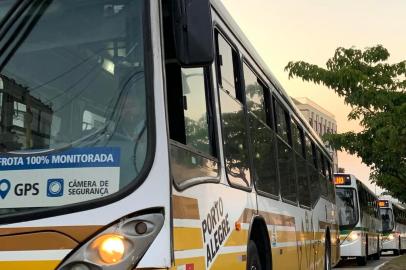  PORTO ALEGRE, RS, BRASIL,23/04/2020- Poucos passageiros cumprem recomendação de uso de máscara em ônibus de Porto Alegre. Foto: Tiago Boff / Agencia RBS<!-- NICAID(14484178) -->