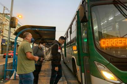  PORTO ALEGRE, RS, BRASIL,23/04/2020- Poucos passageiros cumprem recomendação de uso de máscara em ônibus de Porto Alegre. Foto: Tiago Boff / Agencia RBS<!-- NICAID(14484175) -->