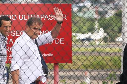  PORTO ALEGRE,RS, BRASIL: 23/12/2014 - O uruguaio Diego Aguirre desembarca no aeroporto Salgado Filho, para ser apresentado pelo Inter como o novo técnico do clube na temporada 2015.(FOTO: CARLOS MACEDO/AGÊNCIA RBS)<!-- NICAID(11080652) -->