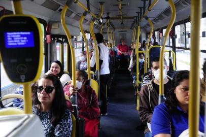  PORTO ALEGRE, RS, BRASIL,23/04/2020- Poucos passageiros cumprem recomendação de uso de máscara em ônibus de Porto Alegre. Foto: Ronaldo Bernardi / Agencia RBS<!-- NICAID(14484209) -->