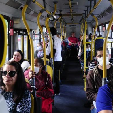  PORTO ALEGRE, RS, BRASIL,23/04/2020- Poucos passageiros cumprem recomendação de uso de máscara em ônibus de Porto Alegre. Foto: Ronaldo Bernardi / Agencia RBS<!-- NICAID(14484209) -->