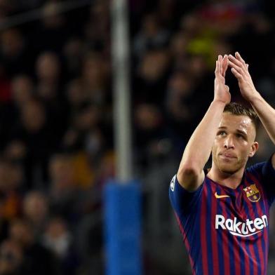 Barcelona's Brazilian midfielder Arthur acknowledges the public as he leaves the pitch during the UEFA Champions League quarter-final second leg football match between Barcelona and Manchester United at the Camp Nou stadium in Barcelona on April 16, 2019. (Photo by LLUIS GENE / AFP)