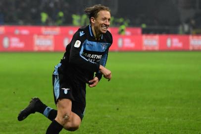 Lazios Brazilian midfielder Lucas Leiva celebrates after scoring the winning penalty during the final shootout of the Italian Tim Cup round of eight football match Inter Milan vs Lazio Rome on January 31, 2019 at the San Siro stadium in Milan. (Photo by Miguel MEDINA / AFP)