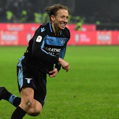 Lazios Brazilian midfielder Lucas Leiva celebrates after scoring the winning penalty during the final shootout of the Italian Tim Cup round of eight football match Inter Milan vs Lazio Rome on January 31, 2019 at the San Siro stadium in Milan. (Photo by Miguel MEDINA / AFP)