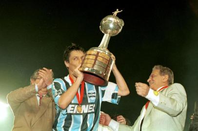  CRÉDITO: José Doval, Agência RBS, 30/08/1995-Jogador Adílson Batista comemorando o bicampeonato da Copa Libertadores da América de 1995. -Grêmio  1 x 1  Nacional, no Estádio Atanázio Girardot, em Medellín.-#ENVELOPE:155008 #FOTO DIGITALIZADA