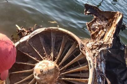  No Oeste catarinense, o nível do rio Pelotas, que marca a divisa com o Rio Grande do Sul, ficou tão baixo que foi possível ver os destroços de um avião Força Aérea Brasileira (FAB) que caiu há oito anos. Um morador que trafegava de barco no município de Zortéa viu as partes da aeronave. O baixo nível do rio ocorre por causa da estiagem, que provoca prejuízos no abastecimento e nas lavouras catarinenses.<!-- NICAID(14484706) -->