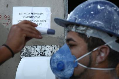  PORTO ALEGRE, RS, BRASIL - Prefeitura de Porto Alegre publicou decreto autorizando a retomada das atividades da construção civil, com algumas restrições devido à pandemia do Coronavirus. (Foto: Jefferson Botega/Agencia RBS)Indexador: Jefferson Botega<!-- NICAID(14484869) -->