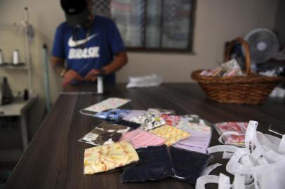  CAXIAS DO SUL, RS, BRASIL, 23/04/2020 - Ana Lúcia, irmã de jovem que está em processo de ressocialização no Centro de Atendimento em Semiliberdade (Casemi), costuram máscaras para a prevenção da covid-19. (Marcelo Casagrande/Agência RBS)<!-- NICAID(14484724) -->