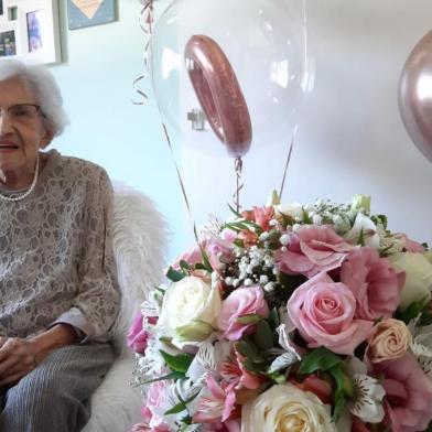 A professora aposentada Leda Esther Prates de Quadros, moradora de Eldorado do Sul, ganhou uma festa virtual de 100 anos no quarto de casa.<!-- NICAID(14484486) -->