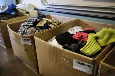 PORTO ALEGRE, RS, BRASIL, 29-05-2019: Roupas e calçados doados para a Campanha do Agasalho 2019 em processo de triagem, na Zonal Centro, da Smam, no bairro Cidade Baixa. (Foto: Mateus Bruxel / Agência RBS)<!-- NICAID(14099390) -->