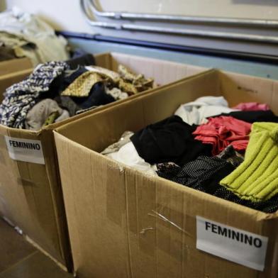 PORTO ALEGRE, RS, BRASIL, 29-05-2019: Roupas e calçados doados para a Campanha do Agasalho 2019 em processo de triagem, na Zonal Centro, da Smam, no bairro Cidade Baixa. (Foto: Mateus Bruxel / Agência RBS)<!-- NICAID(14099390) -->