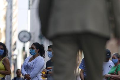  PORTO ALEGRE - BRASIL - Uso de mascaras e equipamentos de proteção contra o Coronavírus, no centro de Porto Alegre. (FOTOS: LAURO ALVES/AGENCIARBS)<!-- NICAID(14484460) -->