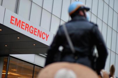  An NYPD officer sits on his horse in front of the emergency room entrance as people applaud to show their gratitude to medical staff and essential workers outside NYU Langone Health hospital on April 23, 2020 in New York City, amid the novel coronavirus pandemic. - More than one in five New Yorkers may have already had the new coronavirus, a testing sample showed April 23, suggesting infections are much higher than confirmed cases suggest. (Photo by Angela Weiss / AFP)Editoria: HTHLocal: New YorkIndexador: ANGELA WEISSSecao: diseaseFonte: AFPFotógrafo: STF<!-- NICAID(14485203) -->