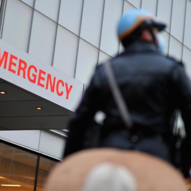  An NYPD officer sits on his horse in front of the emergency room entrance as people applaud to show their gratitude to medical staff and essential workers outside NYU Langone Health hospital on April 23, 2020 in New York City, amid the novel coronavirus pandemic. - More than one in five New Yorkers may have already had the new coronavirus, a testing sample showed April 23, suggesting infections are much higher than confirmed cases suggest. (Photo by Angela Weiss / AFP)Editoria: HTHLocal: New YorkIndexador: ANGELA WEISSSecao: diseaseFonte: AFPFotógrafo: STF<!-- NICAID(14485203) -->