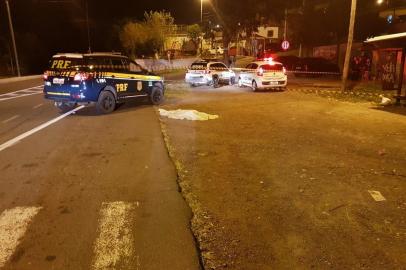 A Polícia Rodoviária Federal (PRF) encontrou o corpo de um homem no trecho do km 216 da BR-470, em Bento Gonçalves, por volta das 22h desta quinta-feira (23). A PRF confirma que o homem foi vítima de disparos de arma de fogo e informa que ele tinha 26 anos. A identificação e os detalhes do fato ainda não foram divulgados.<!-- NICAID(14485221) -->