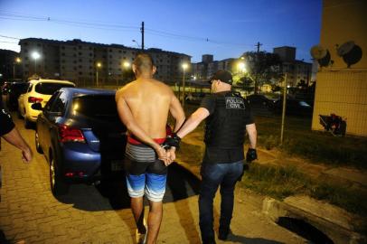  PORTO ALEGRE, RS, BRASIL, 24/04/2020- Policia Civil faz operação na Restinga para prender  assassinos do bebe, na Paulino Azurenha, para vingar a morte do tráficante Colete. Foto: Ronaldo Bernardi / Agencia RBS<!-- NICAID(14485232) -->