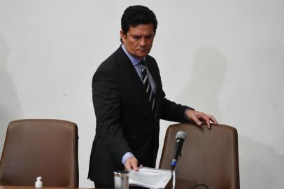 Brazilian Minister of Justice and Public Security, Sergio Moro, arrives to deliver a press conference at Minister of Justice, in Brasilia, on April 24, 2020. (Photo by EVARISTO SA / AFP)<!-- NICAID(14485278) -->