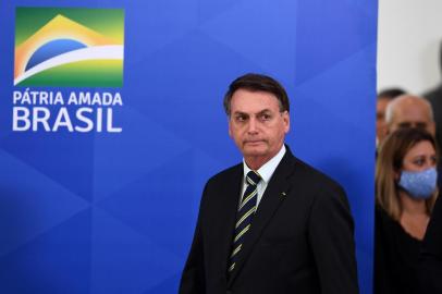  Brazils President Jair Bolsonaro arrives for a press conference in Brasilia, Brazil, on April 24, 2020. - Brazilian Minister of Justice and Public Security, Sergio Moro, announce his resignation on Friday after Brazilian President Jair Bolsonaro dismissed the head of the Brazilian Federal Police, according to sources close to the popular former anti-corruption judge. (Photo by EVARISTO SA / AFP)Editoria: POLLocal: BrasíliaIndexador: EVARISTO SASecao: politics (general)Fonte: AFPFotógrafo: STF<!-- NICAID(14485660) -->