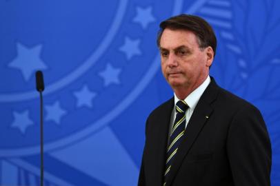  Brazils President Jair Bolsonaro arrives for a press conference in Brasilia, Brazil, on April 24, 2020. - Brazilian Minister of Justice and Public Security, Sergio Moro, announce his resignation on Friday after Brazilian President Jair Bolsonaro dismissed the head of the Brazilian Federal Police, according to sources close to the popular former anti-corruption judge. (Photo by EVARISTO SA / AFP)Editoria: POLLocal: BrasíliaIndexador: EVARISTO SASecao: politics (general)Fonte: AFPFotógrafo: STF<!-- NICAID(14485662) -->