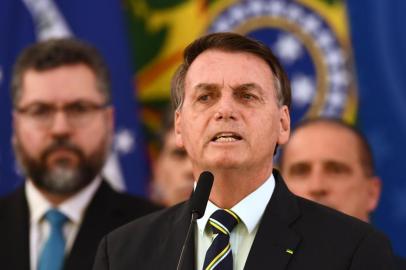  Brazils President Jair Bolsonaro delivers a press conference in Brasilia, Brazil, on April 24, 2020. - Brazilian Minister of Justice and Public Security, Sergio Moro, announce his resignation on Friday after Brazilian President Jair Bolsonaro dismissed the head of the Brazilian Federal Police, according to sources close to the popular former anti-corruption judge. (Photo by EVARISTO SA / AFP)Editoria: POLLocal: BrasíliaIndexador: EVARISTO SASecao: politics (general)Fonte: AFPFotógrafo: STF<!-- NICAID(14485695) -->